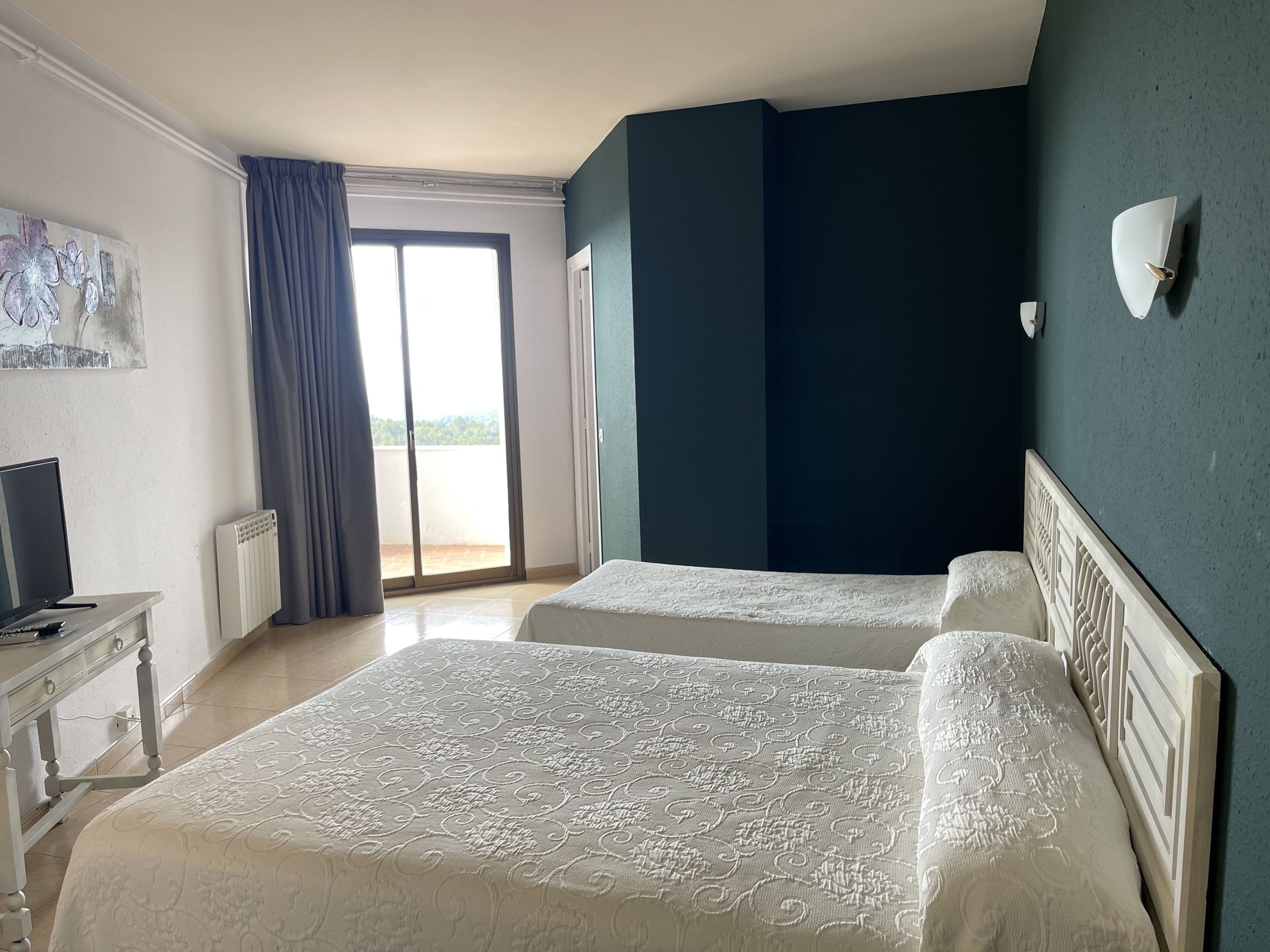 Standaard driepersoonskamer | Een kluis op de kamer, verduisterende gordijnen, gratis wifi, beddengoed