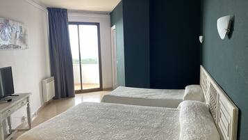 Standaard driepersoonskamer | Een kluis op de kamer, verduisterende gordijnen, gratis wifi, beddengoed