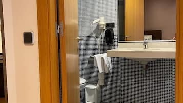 Habitación doble, 1 cama de matrimonio | Baño | Toallas