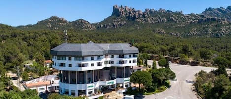 Vista frontal de la propiedad