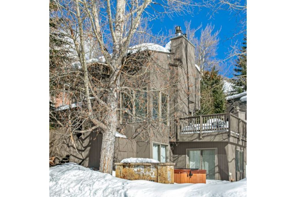 Cozy Vail Retreat w/ Private Hot Tub, shared pool, tennis, Near Village & Trails