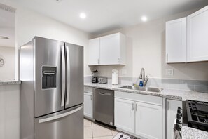 Fridge, microwave, oven, stovetop - 3B/2Bth Clean, Cozy, Convenient (Fresno)