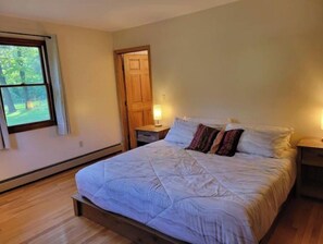 1 makuuhuone, työpöytä, silitysrauta/-lauta, vauvan matkasänky