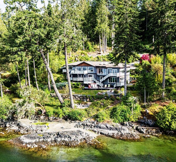 Exterior - OCEANFRONT Luxury with Panoramic Views!! (Sooke)