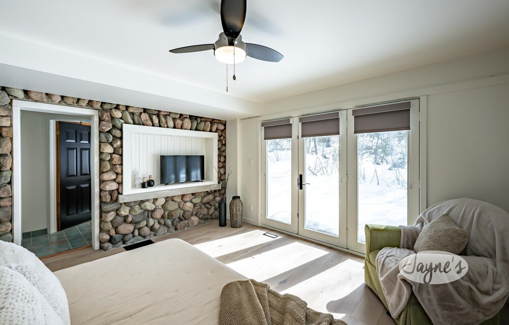 6 bedroom 4 bathroom cottage on Bass Lake near Orillia OroMedonte Vrbo