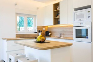 Kühlschrank, Mikrowelle, Ofen, Geschirrspüler