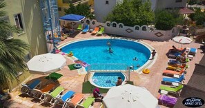 시즌별로 운영되는 야외 수영장