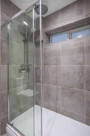 Shower, hair dryer, towels, soap - Luxury, Sleeps 6, City Centre (Belfast)