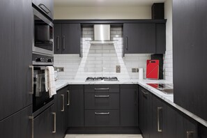 Kühlschrank, Mikrowelle, Ofen, Herdplatte