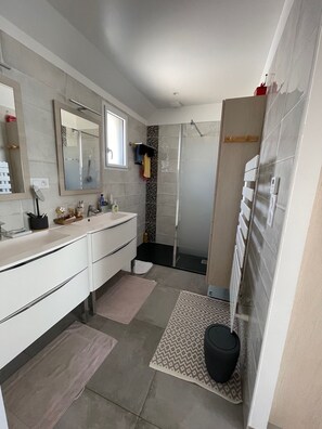 Shower, hair dryer, towels, toilet paper