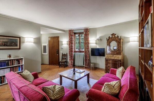 Smart-TV, Bücher, Stereoanlage