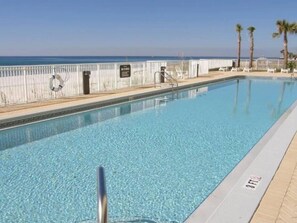 Piscine couverte, piscine extérieure