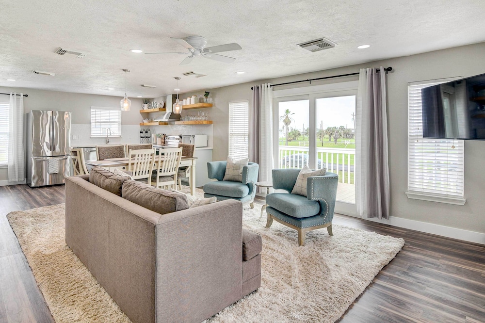 Charming Galveston Vacation Rental: Walk to Beach!