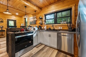 Een koelkast, een magnetron, een oven, een vaatwasser