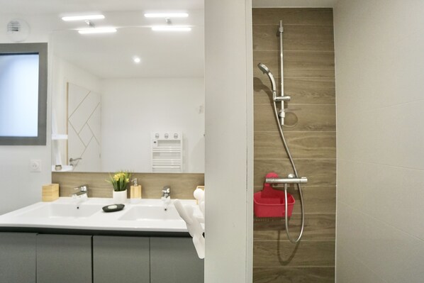 Shower, hair dryer, towels