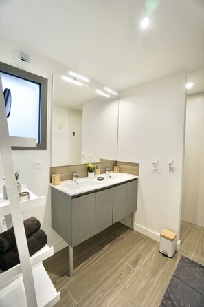 Shower, hair dryer, towels