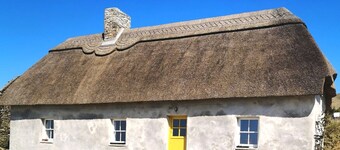 Charming Thatched Cottage with panoramic views, near Castleisland, Kerry