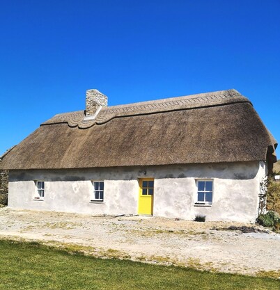 Charming Thatched Cottage with panoramic views, near Castleisland, Kerry