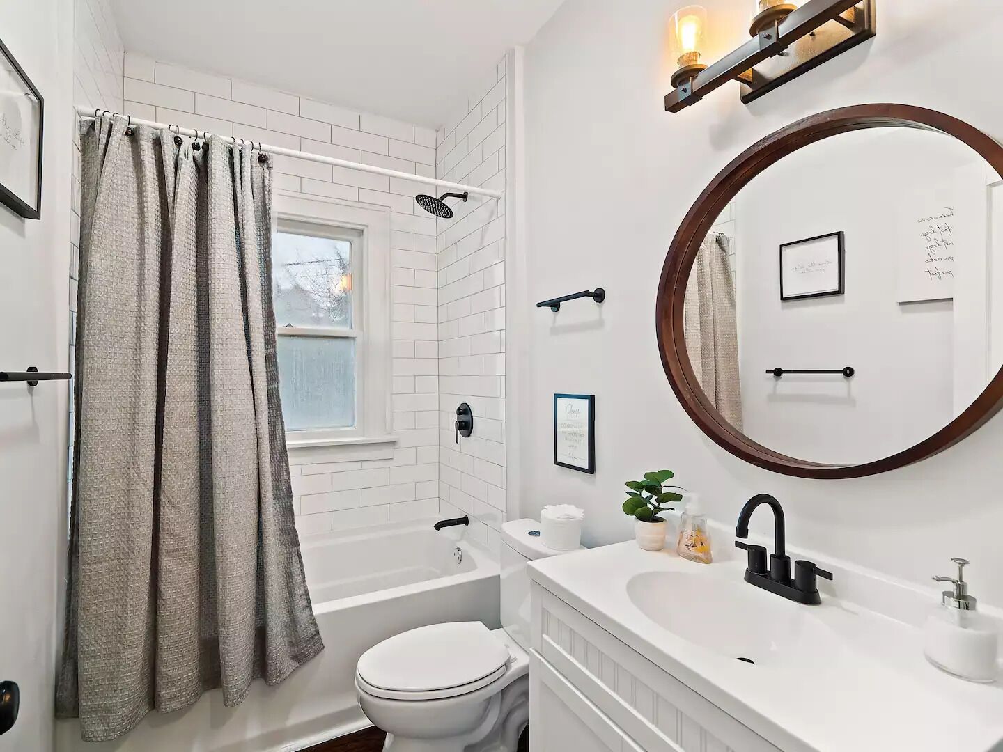 2BDR Unit in Heart of Lakewood