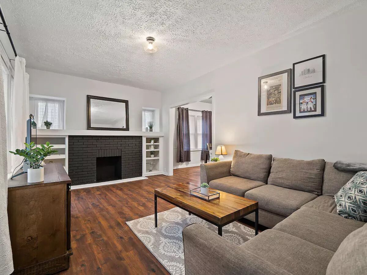 2BDR Unit in Heart of Lakewood