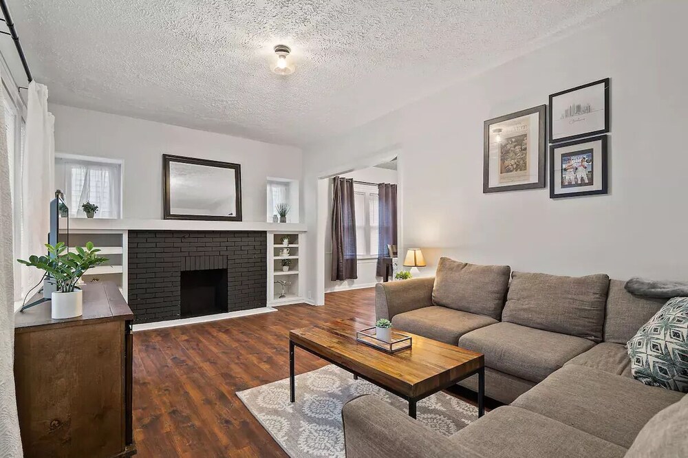 2BDR Unit in Heart of Lakewood