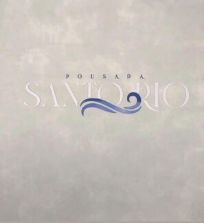 Un logo avec le texte « Pousada Santorio » sur un fond texturé.