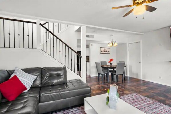 Living area - Mi Casa es su Casa #2 (El Paso)