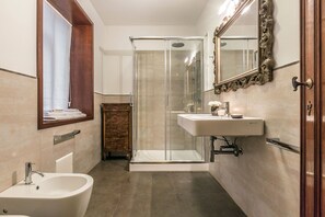 Douche, sèche-cheveux, bidet, serviettes fournies