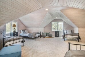 4 bedrooms, iron/ironing board, free WiFi, bed sheets