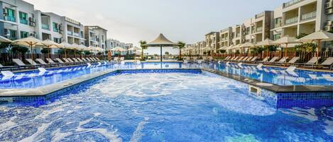 Piscine extérieure, parasols, chaises longues