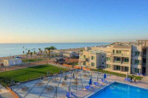 Plage privée, chaises longues, parasols, serviettes de plage