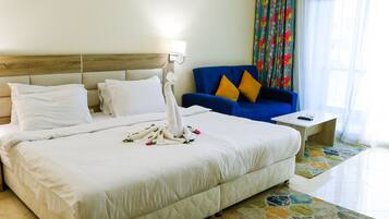 Minibar, coffres-forts dans les chambres, bureau, rideaux occultants