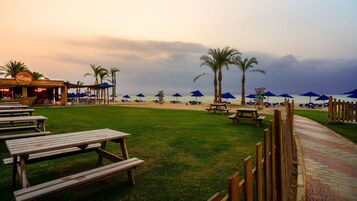 Un restaurante frente al mar con terraza y vistas al océano.