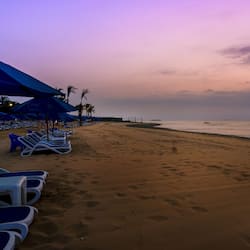 Plage privée, chaises longues, parasols, serviettes de plage