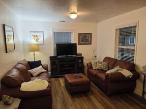 Living area - Clean, single family home near Downtown Yuba City (Yuba City)