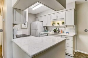 Réfrigérateur, micro-ondes, four, plaque de cuisson