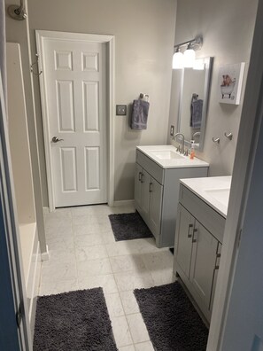 Hair dryer, towels, soap, shampoo - Cozy Townhome In Downtown Sevierville! Near Dlywod! Avoid Traffic :) (Sevierville)