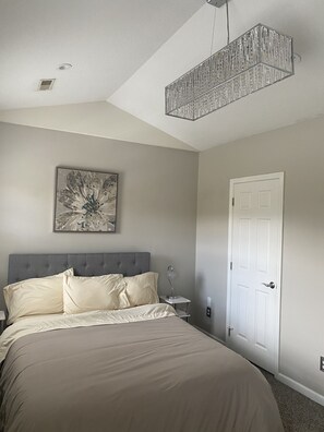 2 室のベッドルーム、WiFi (無料)、ベッドシーツ