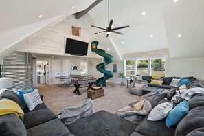 TV connectée, cheminée, lecteur de DVD, baby-foot