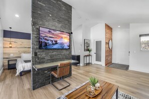 1 bedroom, desk, iron/ironing board, travel crib - Luxury Mountain Escape! (Show Low)