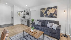 Eine moderne Wohnung mit Wohnzimmer, Küche und Essbereich.