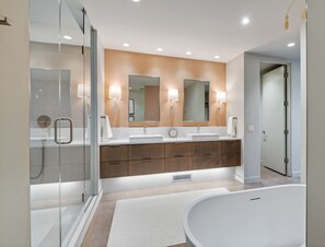 Shower, hair dryer, towels - Modern Luxury Desert Home w/Pool (Ivins)