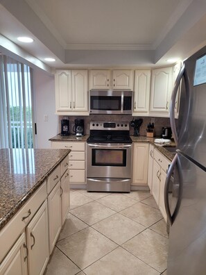 Een koelkast, een microgolfoven, een oven, een kookplaat