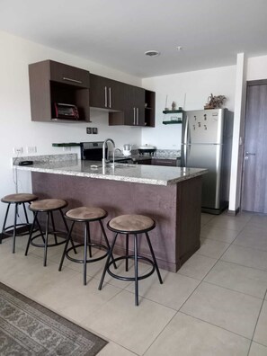 Fridge, oven, stovetop, coffee/tea maker - Una romantica estadía en el corazón de la capital de Costa Rica (San José)