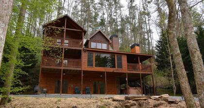 Riverfront cabin with WiFi, 2 fireplaces, game room, pool table and hot tub.