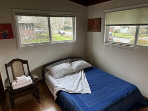 3 habitaciones, tabla de planchar con plancha y ropa de cama