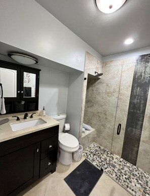 Dusche, Haartrockner, Handtücher, Seife