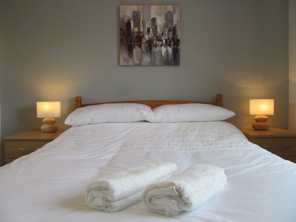 2 عدّة غرف نوم وسرير سفر وواي فاي مجانًا وملاءات أسرّة