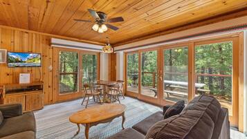 Een televisie en een dvd-speler