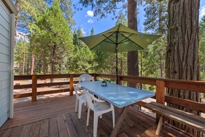Outdoor dining - Rivers Resort Cabin #4 (Strawberry)